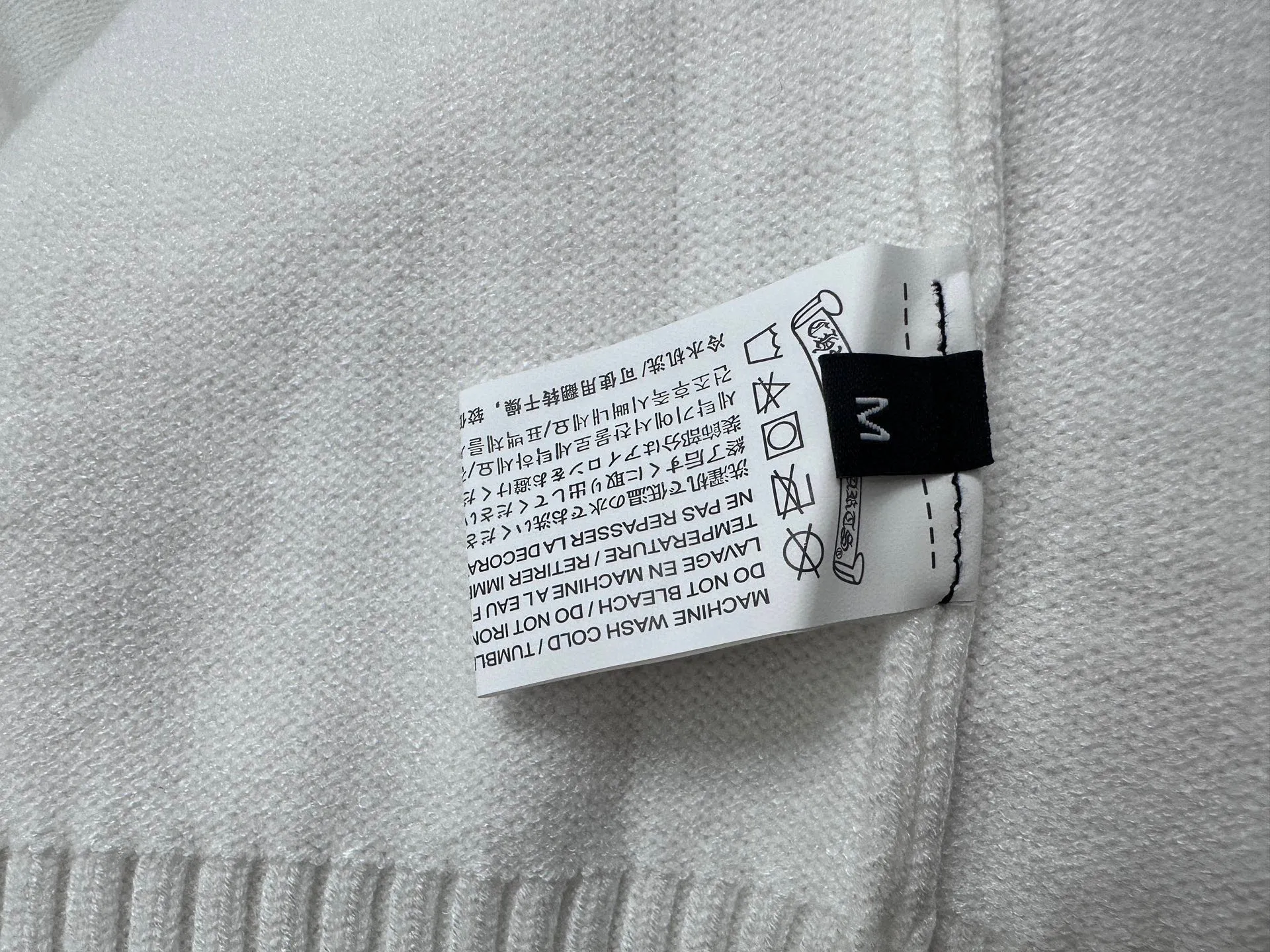 ￼ P250 【Chrome Hearts】Chrome Hearts' new cross-knitted jacquard appliquéd crew neck sweater. Contains 20% wool. The item is made of custom-dyed and custom-spun yarn and purchased from the original version. A full set of customized accessories. Details determine success or failure. A new model for autumn and winter. It is soft and delicate and does not tie the body. The upper body effect is very nice. Loose fit. Same style for men and women. Color: White Black Size: S-L